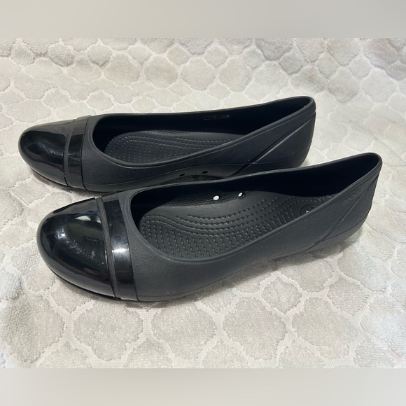 Crocs black Ballet Flats with toe cap women’s size 9. Gentle pre-worn condition - Picture 2 of 9